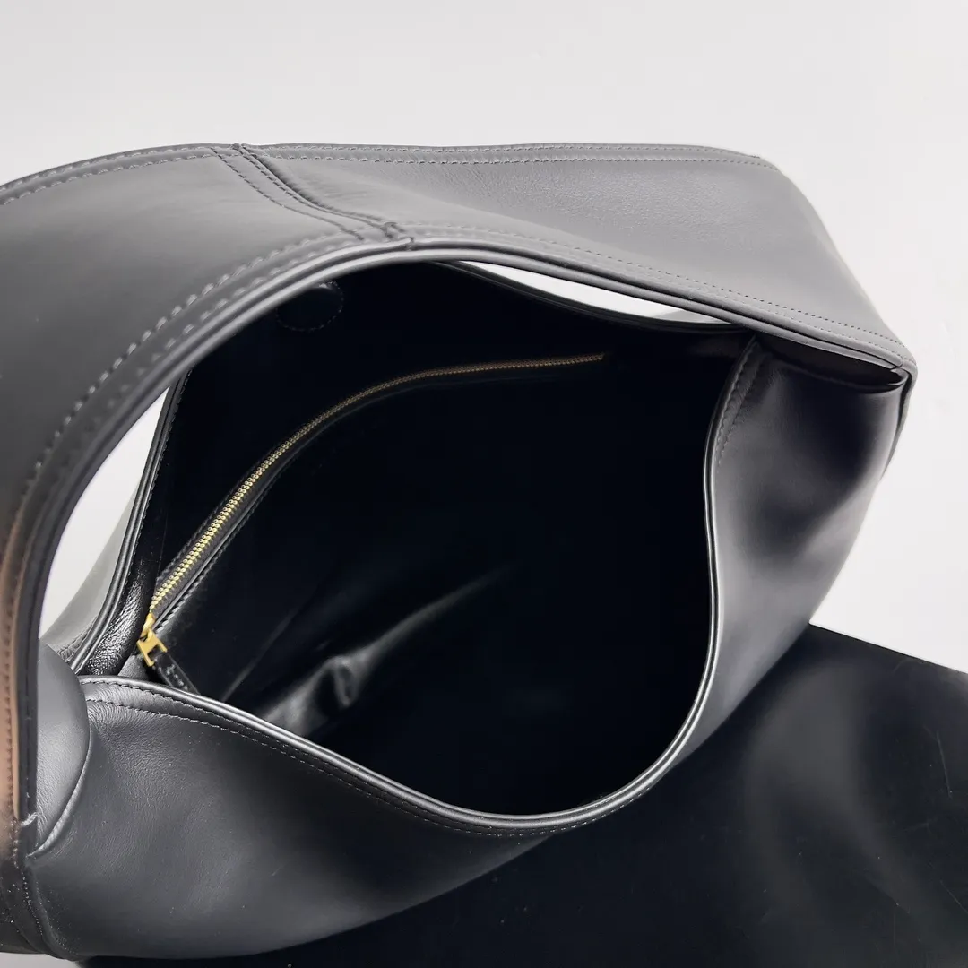 Batch 2080 Bottega Veneta, the flagship product of the 2024 autumn and winter, is making a splash from the catwalk to the streets. It not only brings a strong retro atmosphere, but also can easily interpret different styles through a variety of matching methods. Whether it is a smart and elegant workplace look or casual and comfortable daily wear, fully imported calfskin is a fashion element you can’t miss! Style number: 803977 Size: 41*20*8cm